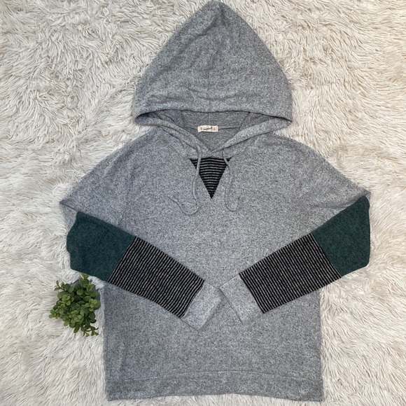 Magnolia Boutique Hooded Hacci Top ๐ Gray Black & Green - Picture 2 of 15